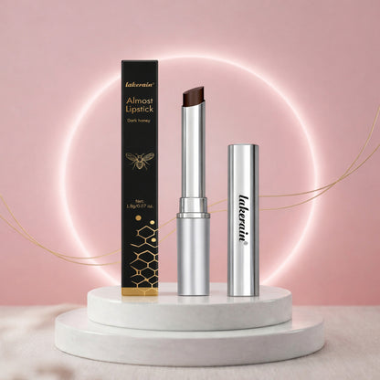 Dark Honey Almost Lipstick: La sfumatura universale che non ha bisogno di specchio